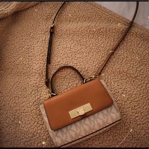 RARELY USED Michael Kors cross body purse